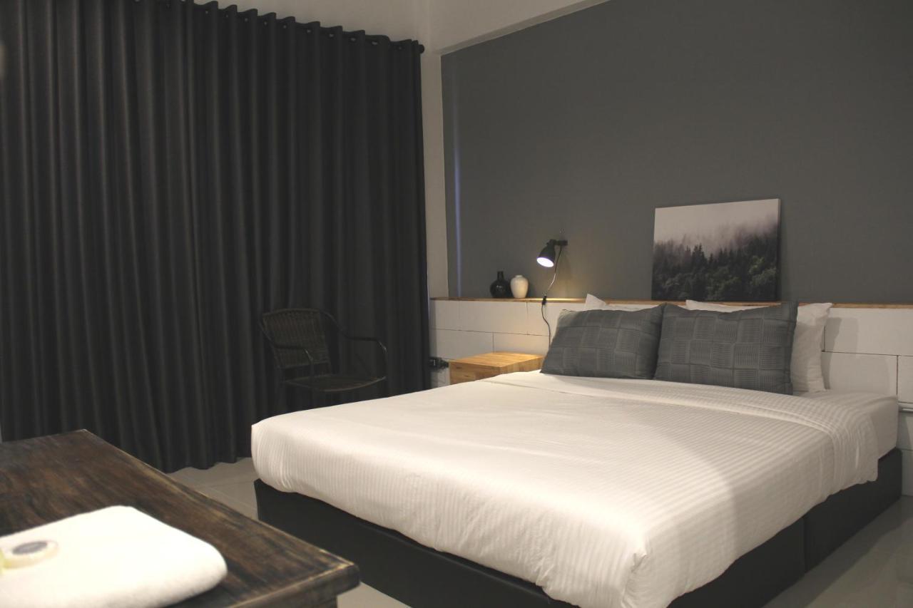 The Good Days Hotel Удон Тани Екстериор снимка